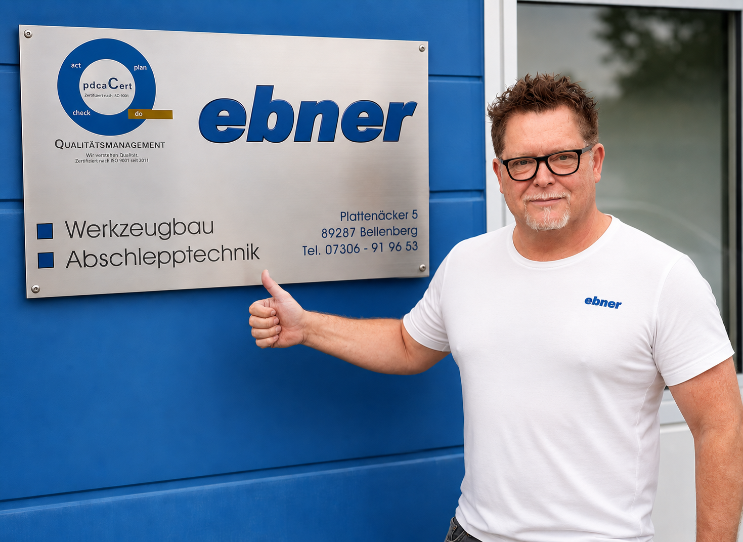 Inhaber der Ebner Abschlepptechnik in der Fertigungshalle
